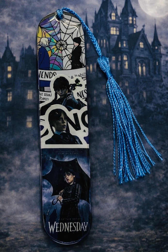 Marque-page Mercredi – Univers sombre et mystérieux