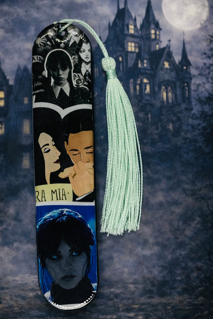 Marque-page Mercredi – Univers sombre et mystérieux